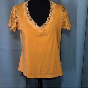 Punt roma Mustard colored lace sleeve t size M